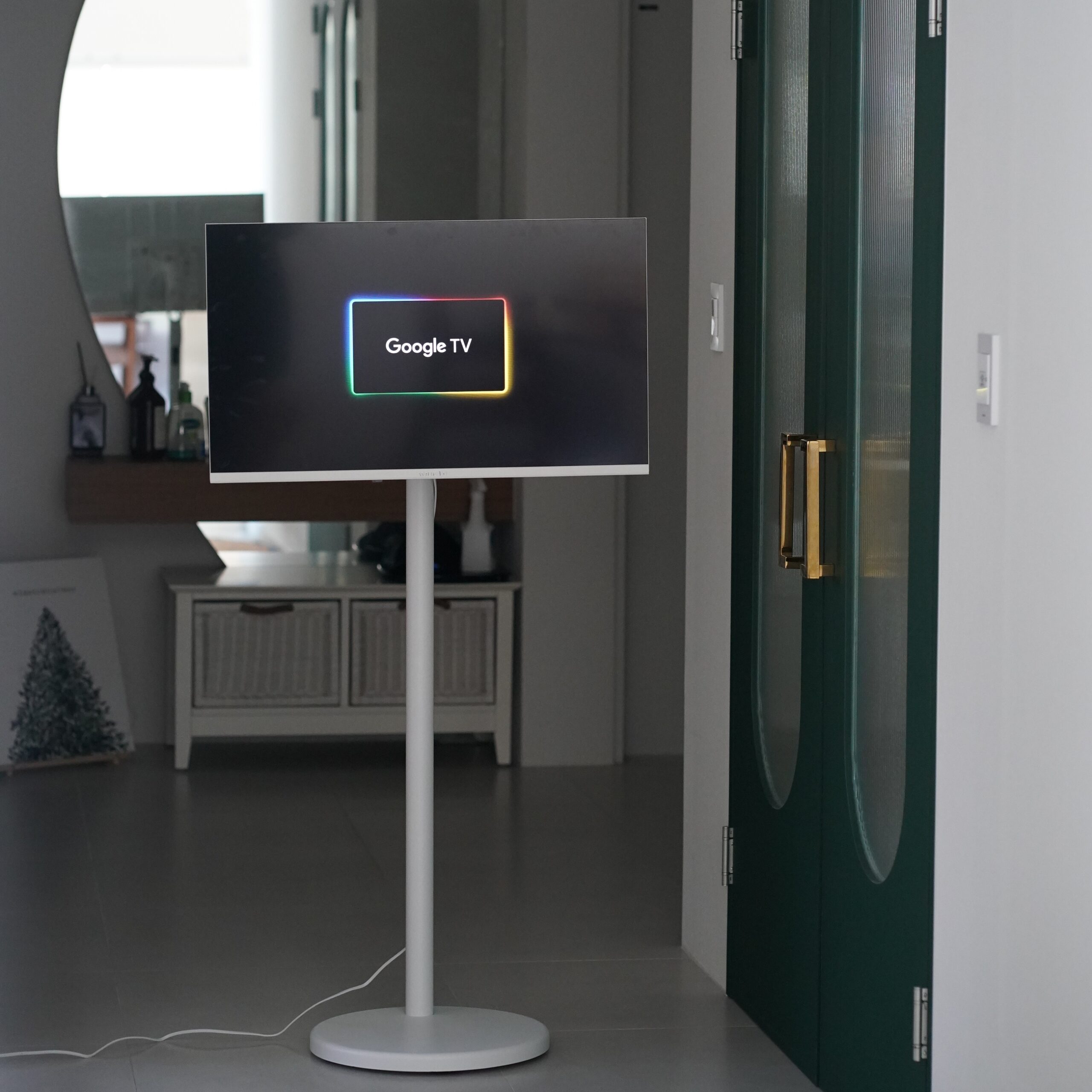 와이드무빙뷰 화이트에디션 삼탠바이미 셋트 81cm(32인치) HD 스마트 이동식 TV 중소바이미 V1 셀프설치가능